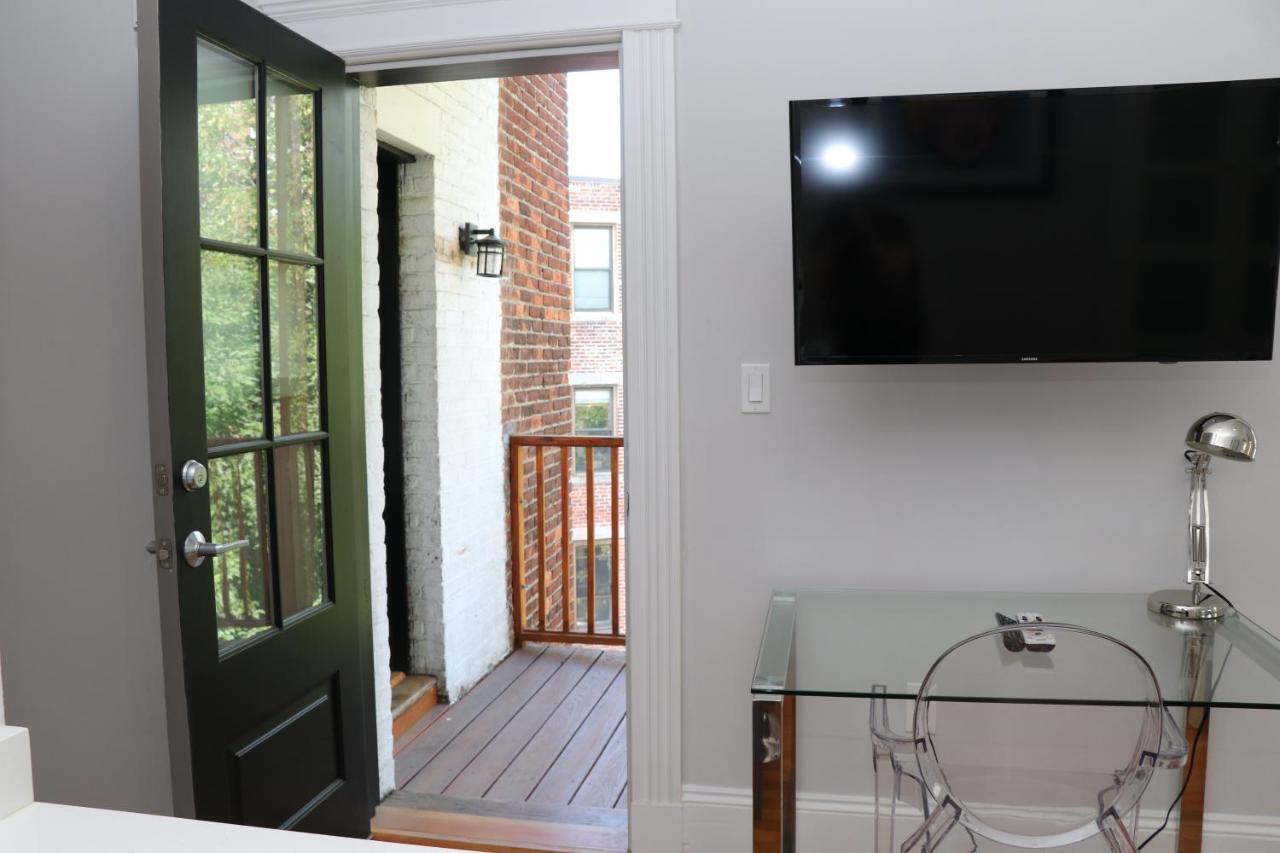 A Stylish Stay W/ A Queen Bed, Heated Floors.. #34 Brookline Eksteriør billede